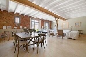 Dining - Bed and Breakfast 'Chambre 'Les Bons Enfants'' with Shared Pool, Wi-Fi and Air Conditioning (Verfeil)