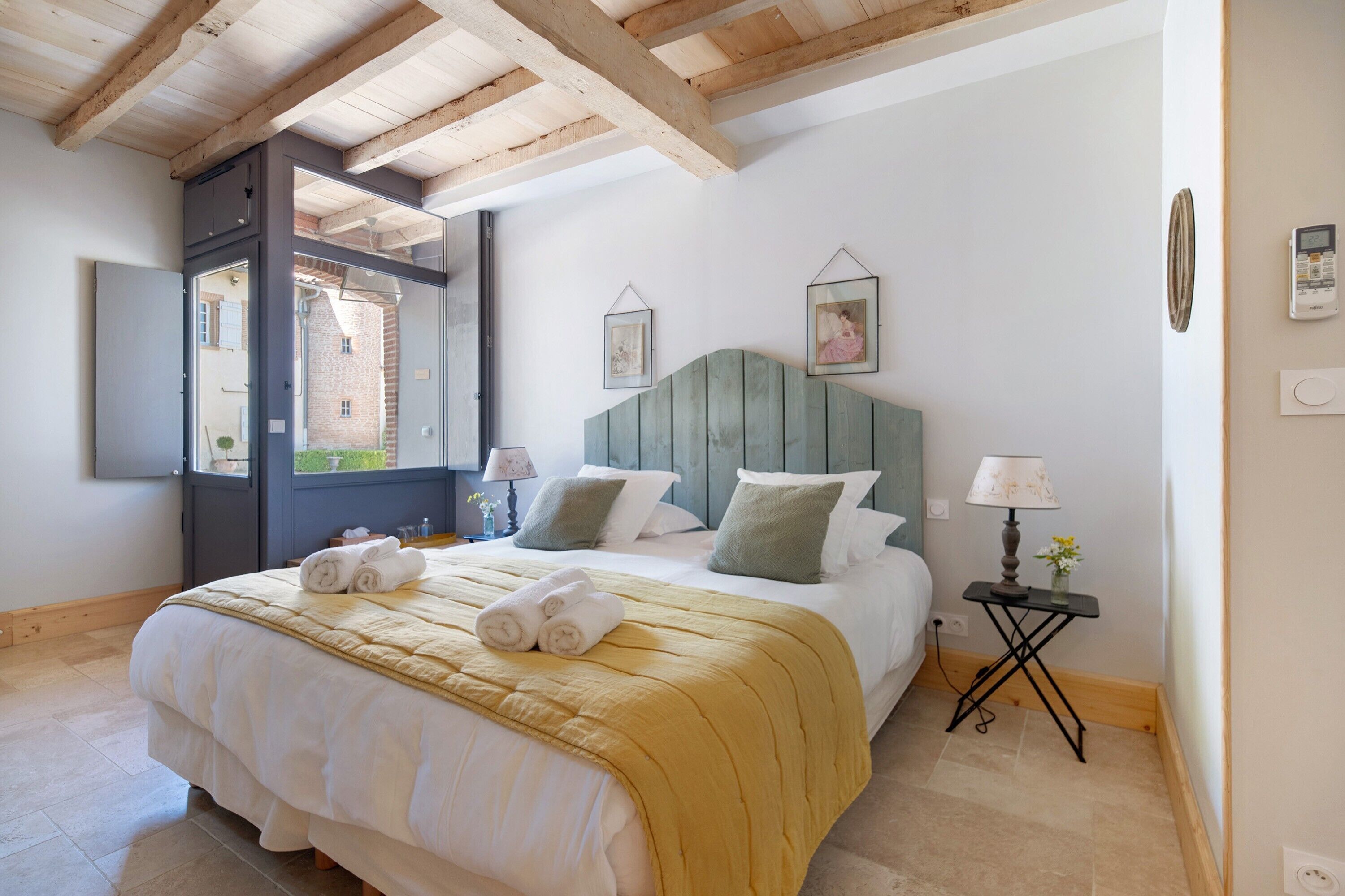 1 dormitorio, tabla de planchar con plancha, wifi y ropa de cama