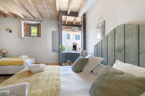 Une chambre d’hôtel avec un lit, une fenêtre, une lampe et une vue sur un bâtiment à l’extérieur.