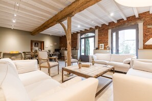 Unclassified image, 2 of 37, button - Bed and Breakfast 'Chambre 'Madeleine'' with Shared Pool, Wi-Fi and Air Conditioning (Verfeil)