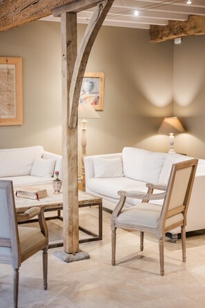 TV, table tennis - Bed and Breakfast 'Chambre 'Madeleine'' with Shared Pool, Wi-Fi and Air Conditioning (Verfeil)