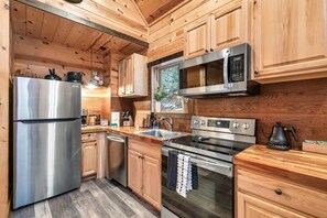 Fridge, microwave, oven, stovetop - Family Cabin | 4 Arcades | Hot Tub | 8 Min to PF! (Pigeon Forge)