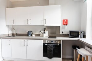 Fridge, microwave, oven, coffee/tea maker - Elegant Studio in Cheltenham (Cheltenham)