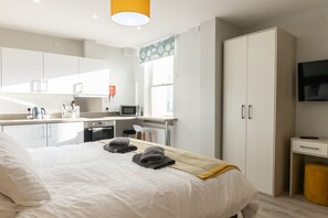 1 bedroom, iron/ironing board, Internet, bed sheets - Elegant Studio in Cheltenham (Cheltenham)