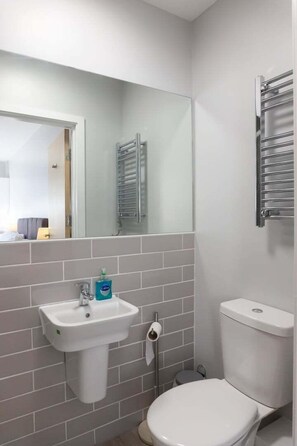Shower, towels - Elegant Studio in Cheltenham (Cheltenham)