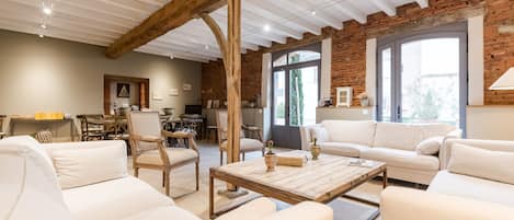 Fernseher, Tischtennisplatte