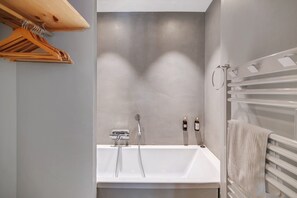 Shower, hair dryer, towels - Bed and Breakfast 'Chambre 'Sophie'' with Shared Pool, Wi-Fi and Air Conditioning (Verfeil)