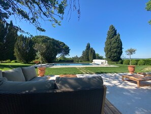 Terrace/patio - Bed and Breakfast 'Chambre 'Sophie'' with Shared Pool, Wi-Fi and Air Conditioning (Verfeil)