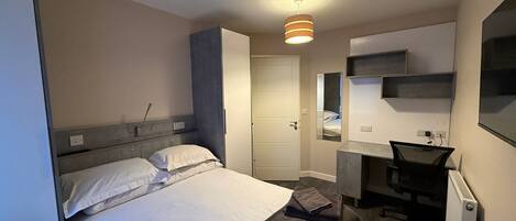 1 soverom, skrivebord, strykejern/-brett og internettilgang