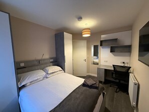 1 bedroom, desk, iron/ironing board, internet - Chic Egham Retreat for Two (London)