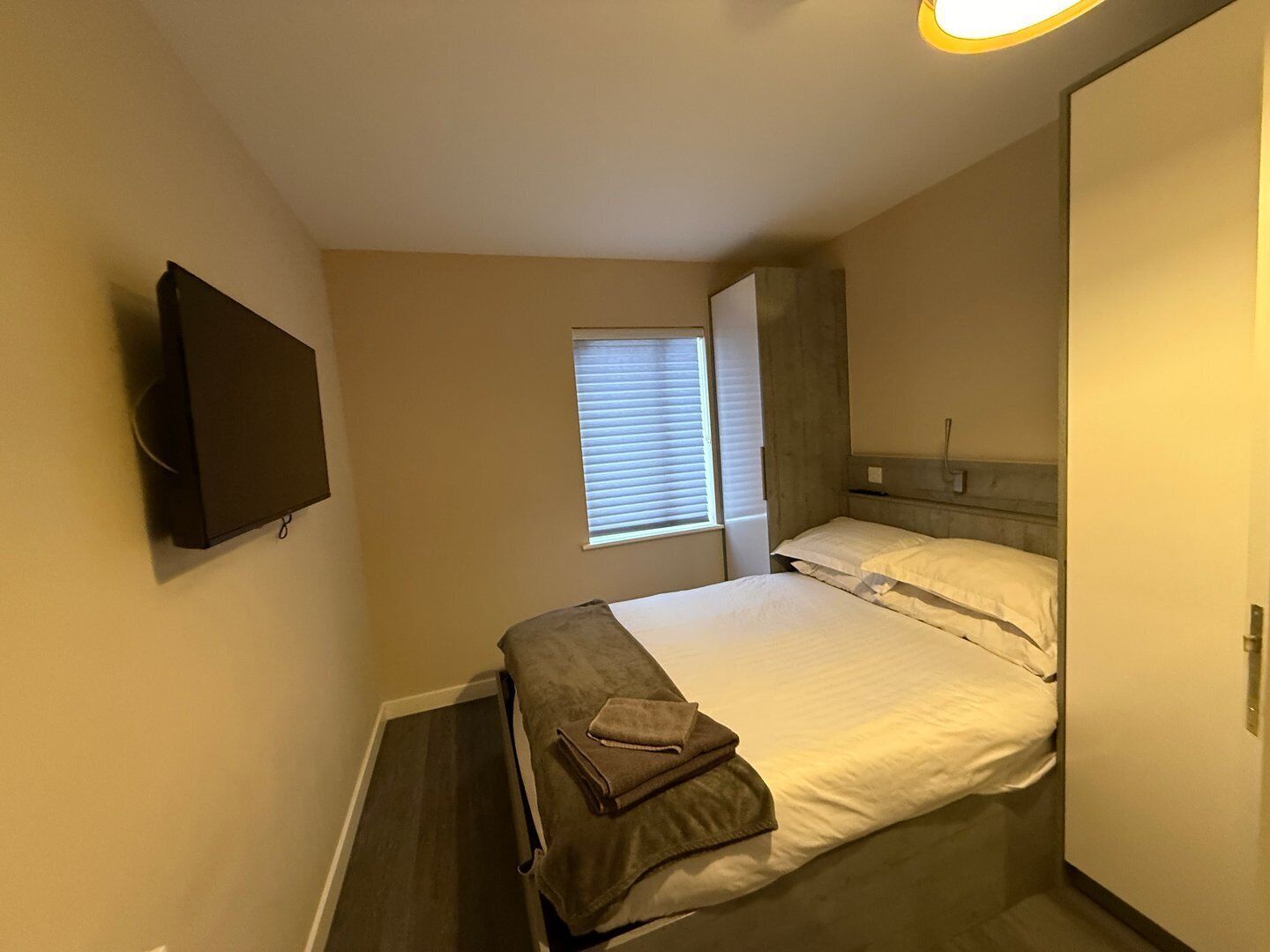 1 dormitori, escriptori, planxa i posts de planxar i Internet 