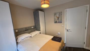 2 dormitorios, escritorio, tabla de planchar con plancha y Internet