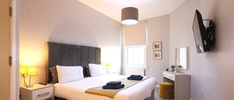 3 quartos, acesso à internet, roupa de cama