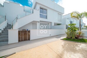Exterior - Pilar Prime Penthouse, Rooftop & Pool Experience by OYOOSTAYS (Pilar de la Horadada)
