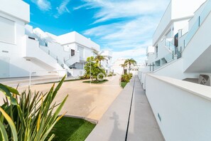 Property grounds - Pilar Prime Penthouse, Rooftop & Pool Experience by OYOOSTAYS (Pilar de la Horadada)