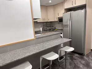 Private kitchen - Modern Central Ramblas apt: 4 beds & premium baths (Barcelona)