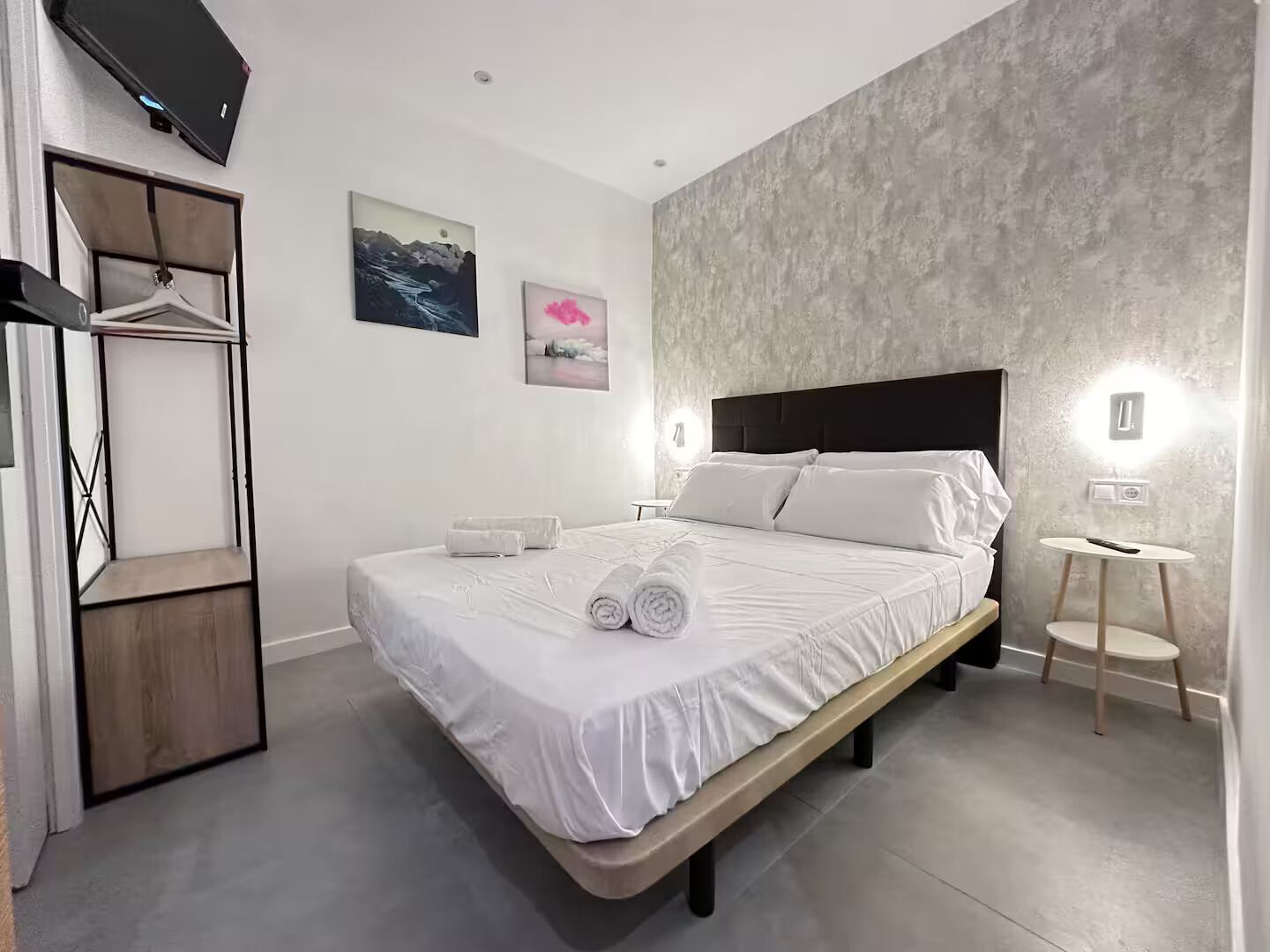 4 عدّة غرف نوم ومكواة/لوح كي وواي فاي وملاءات أسرّة