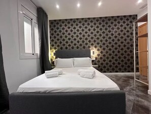4 bedrooms, iron/ironing board, WiFi, bed sheets - Modern Central Ramblas apt: 4 beds & premium baths (Barcelona)
