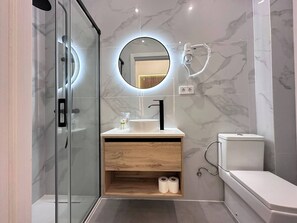 Shower, hair dryer, towels, soap - Modern apartment near Las Ramblas & La Boqueria (Barcelona)