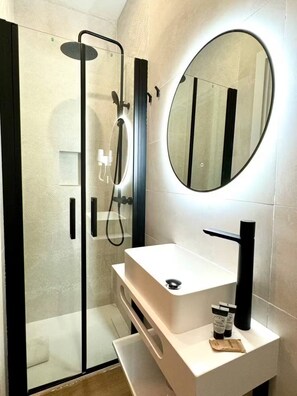 Shower, hair dryer, towels, soap - Luminous centric family apartment Barcelona (Barcelona)