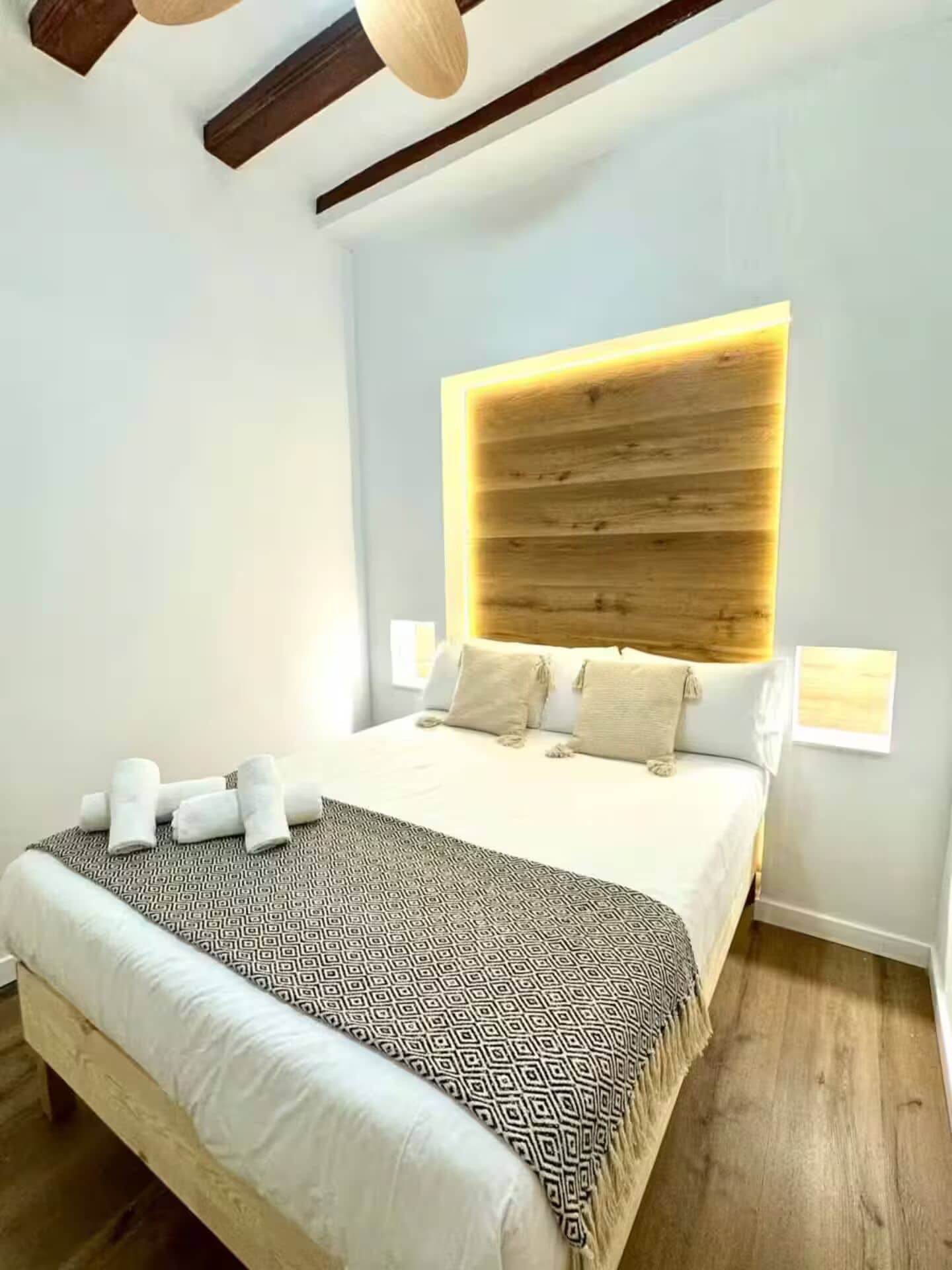 3 عدّة غرف نوم ومكواة/لوح كي وواي فاي وملاءات أسرّة