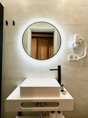 Douche, sèche-cheveux, serviettes fournies, savon