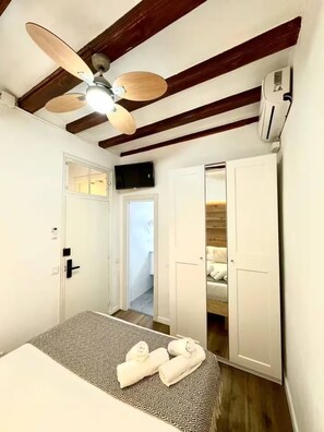 3 bedrooms, iron/ironing board, WiFi, bed sheets - Luminous centric family apartment Barcelona (Barcelona)