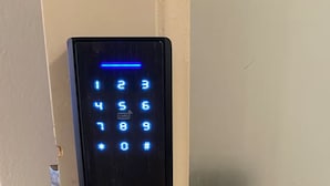 Una serratura elettronica con tastierino numerico sulla porta.