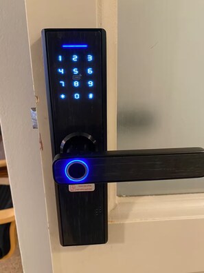 A digital keypad lock on a door. - Luminous centric family apartment Barcelona (Barcelona)