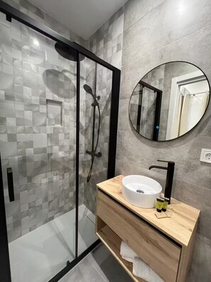 Shower, hair dryer, towels, soap - Premium Central appartment Las Ramblas: 4 Beds and baths, 9 guests (Barcelona)