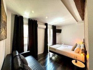 4 bedrooms, iron/ironing board, WiFi, bed sheets - Premium Central appartment Las Ramblas: 4 Beds and baths, 9 guests (Barcelona)