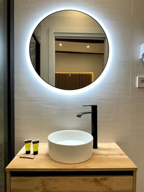 Shower, hair dryer, towels, soap - Premium Central appartment Las Ramblas: 4 Beds and baths, 9 guests (Barcelona)