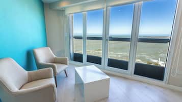 Suite, non-fumeurs, vue mer | Coffres-forts dans les chambres, bureau, Wi-Fi gratuit