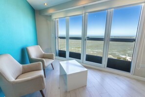 Suite, non-fumeurs, vue mer | Coffres-forts dans les chambres, bureau, Wi-Fi gratuit