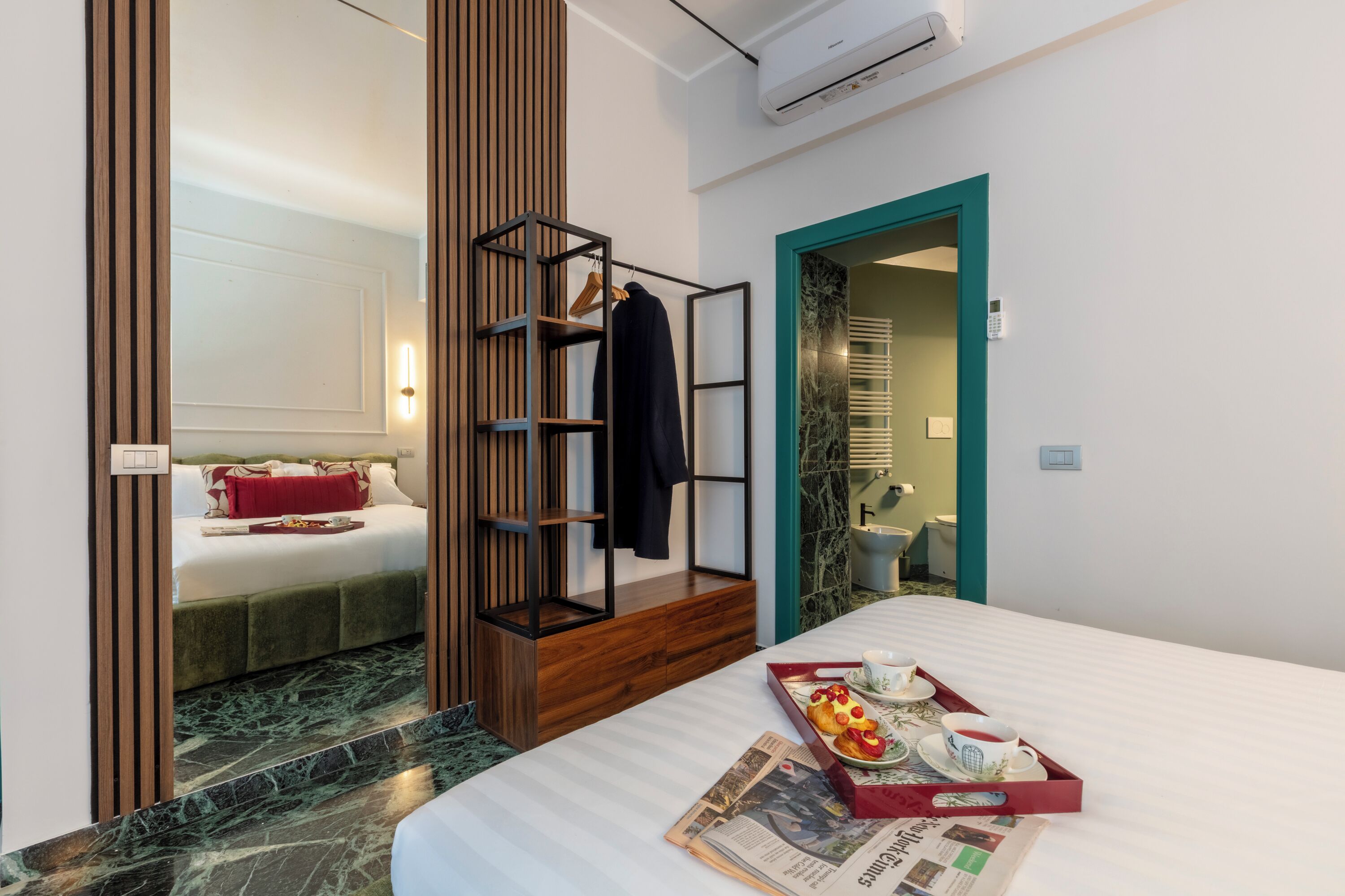 3 habitaciones, escritorio y tabla de planchar con plancha 