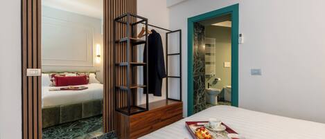 3 habitaciones, escritorio y tabla de planchar con plancha