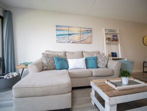 Smart TV, books - Makai Maui! Steps to the Beach! South Kihei Condo! Family Friendly! (Kihei)