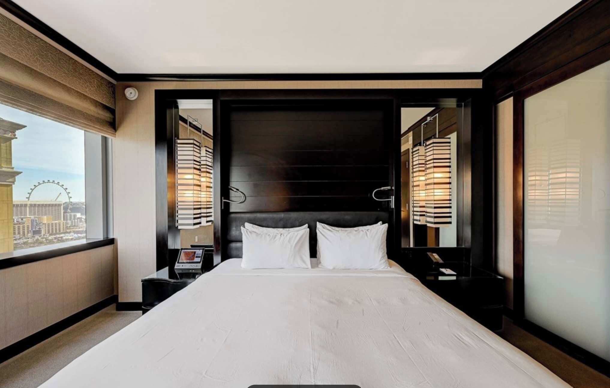 1 camera, una scrivania, ferro/asse da stiro, culla da viaggio