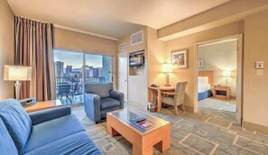 TV, offices - Spacious Vegas Strip View Condo Balcony Full Kitchen (Las Vegas)