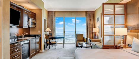 Escritorio, tabla de planchar con plancha, wifi y ropa de cama