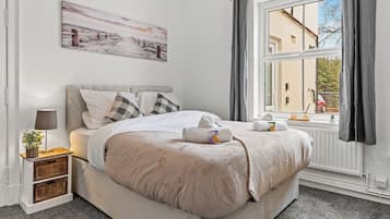 6 bedrooms, iron/ironing board, Internet, bed sheets