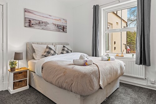 6 Bedroom House in Warrington Centre Sleeps 12