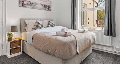 6 Bedroom House in Warrington Centre Sleeps 12