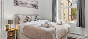 6 Bedroom House in Warrington Centre Sleeps 12