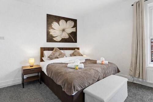 6 Bedroom House in Warrington Centre Sleeps 12