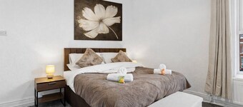 6 Bedroom House in Warrington Centre Sleeps 12