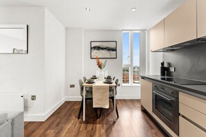 Fridge, microwave, oven, stovetop - The Artist Abode in Central Manchester (Manchester)