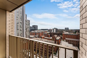 A high-rise building with a view of a cityscape, featuring multiple buildings and a clear sky. - The Artist Abode in Central Manchester (Manchester)