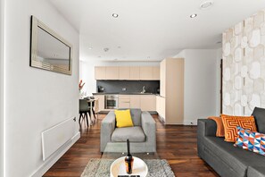 TV - The Artist Abode in Central Manchester (Manchester)