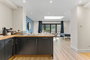 Microondas, horno, placa de cocina, lavavajillas